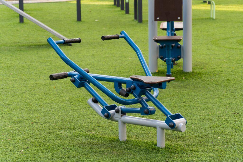 Fitnessgerät auf einem Spielplatz