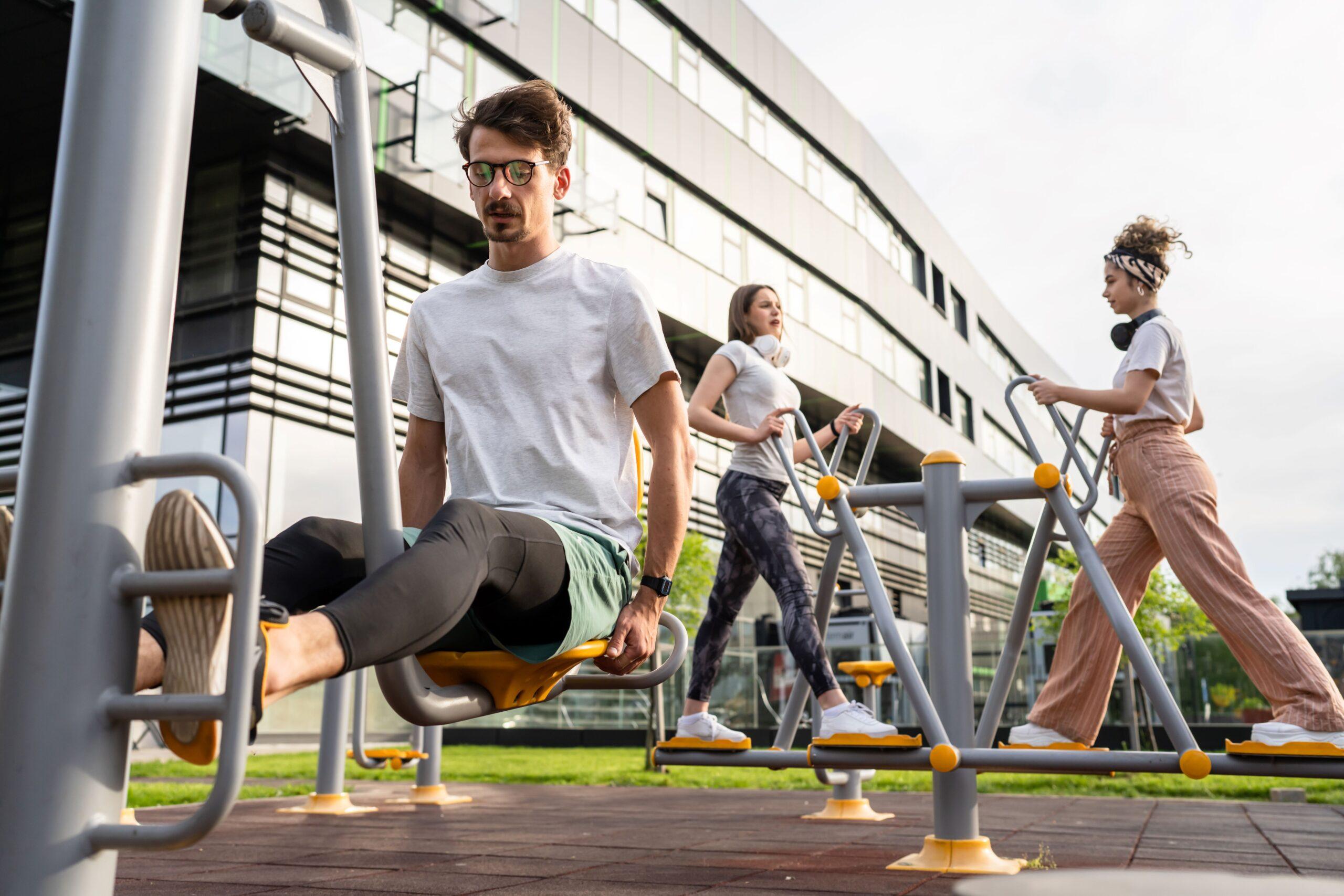 Menschen trainieren in einem Outdoor Gym