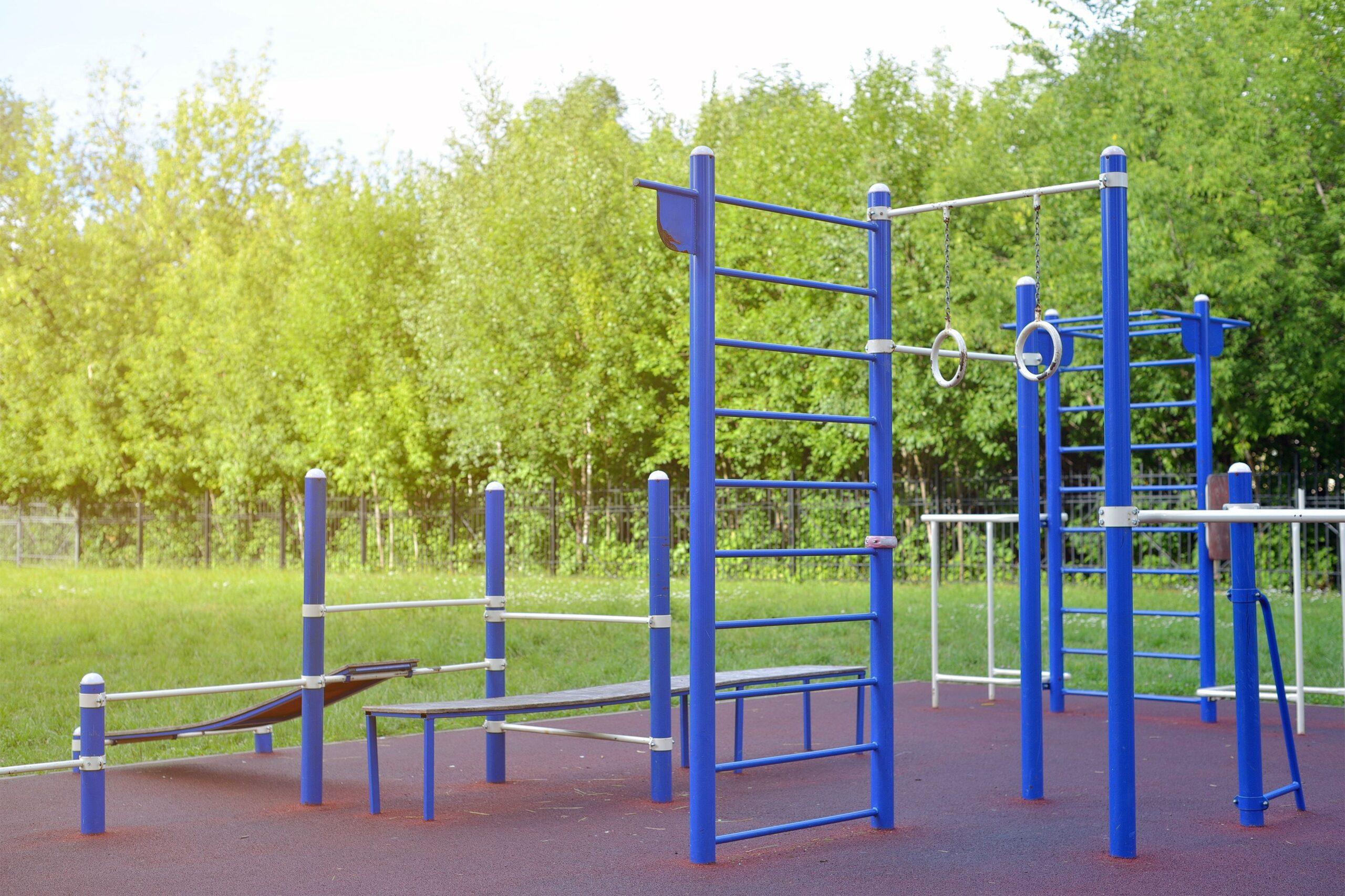 Outdoor Gym mit blauen Elementen