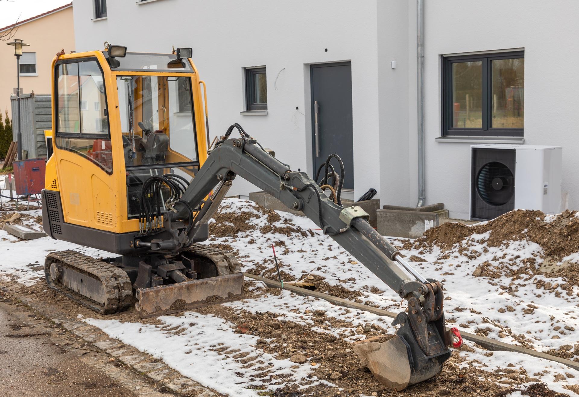 Elektrokettenzug unterstützt Erdarbeiten im Außenbereich