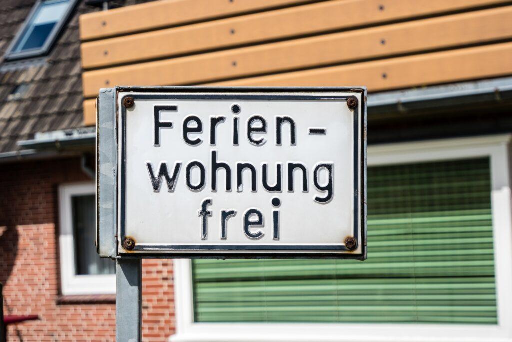 Hinweisschild vor Steinwand-Ferienwohnung