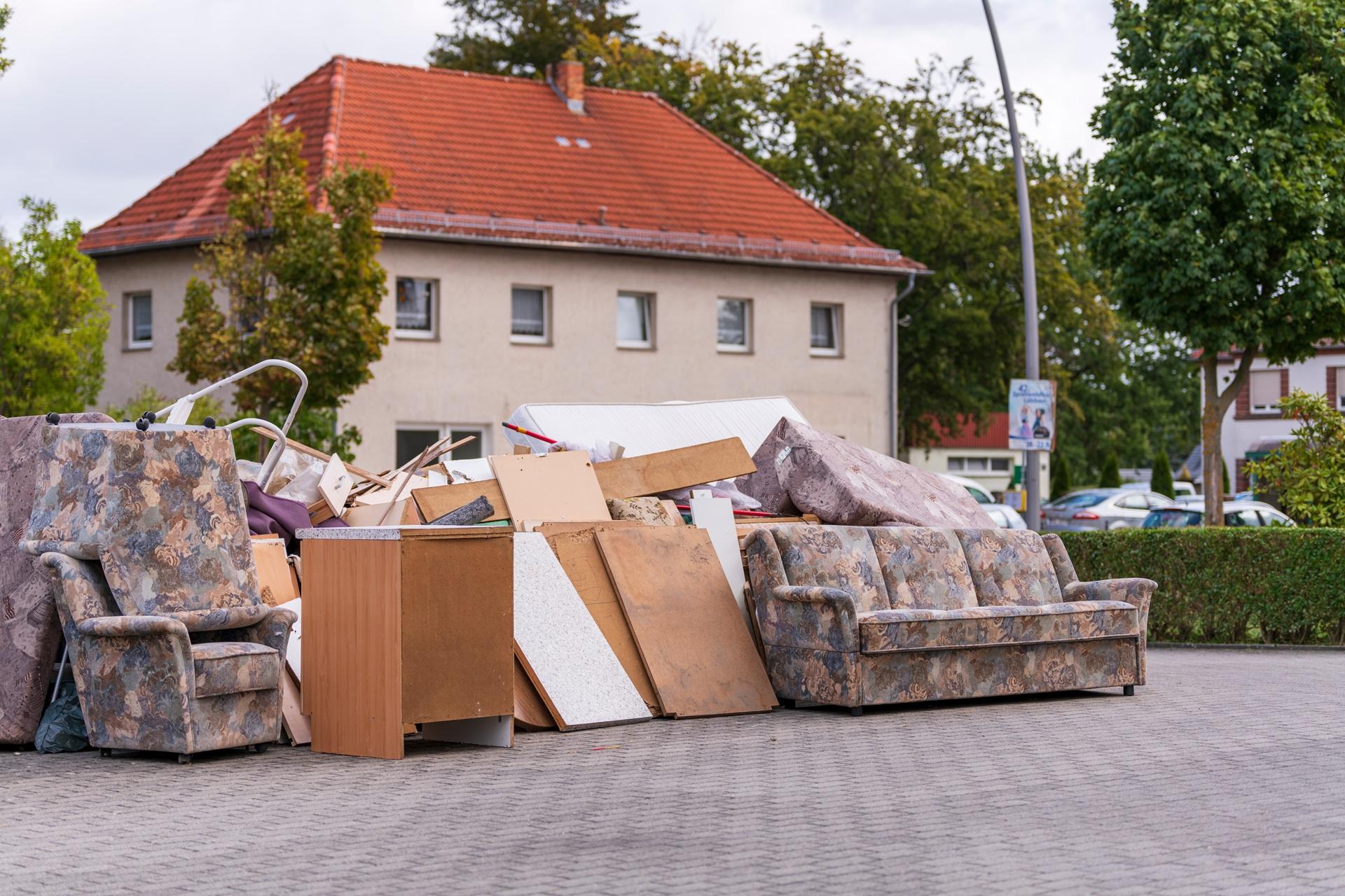 Sofas und Moebelstuecke als Sperrmuell am Strassenrand | Wohnungsauflösung Neuss